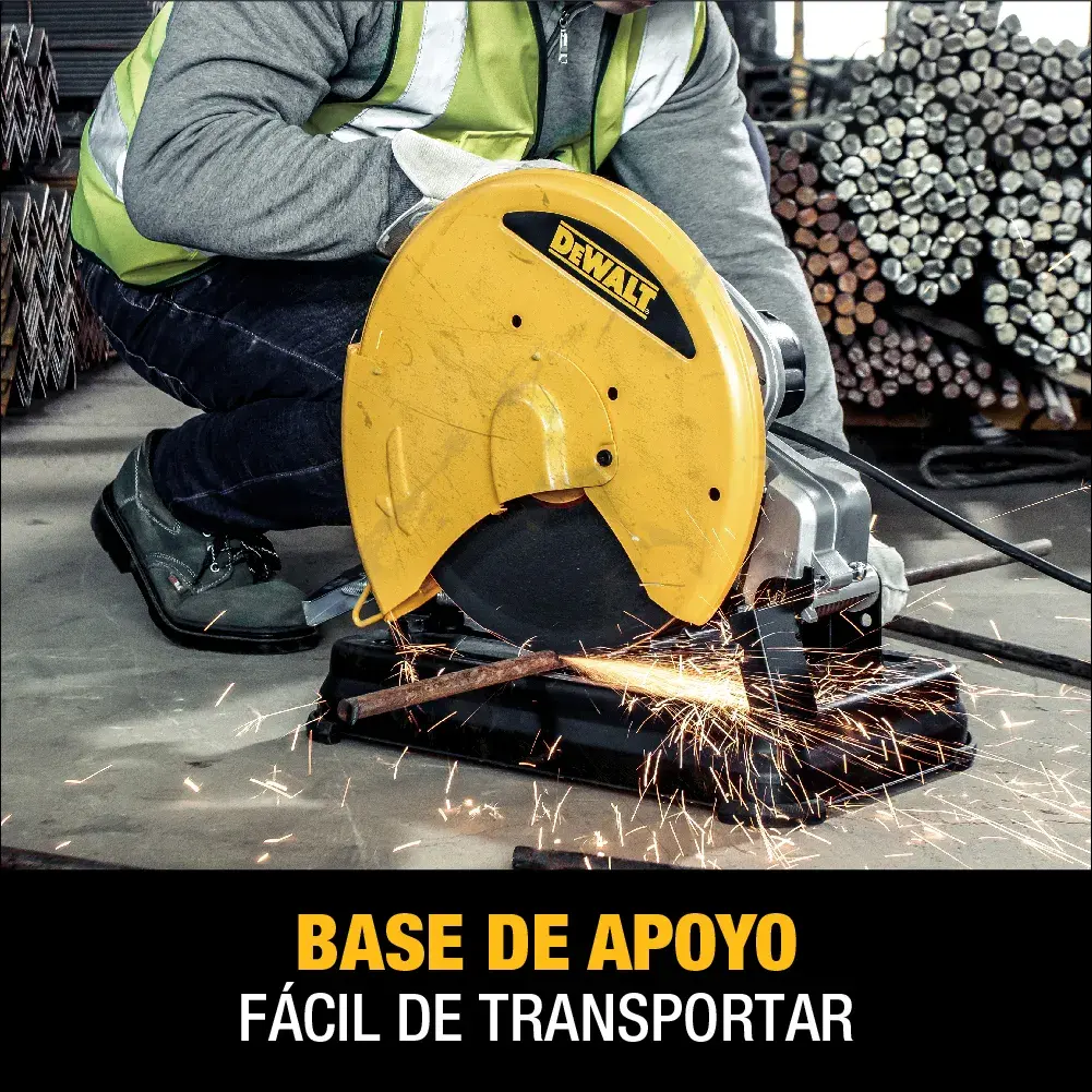 Una sierra de corte de metal DEWALT en uso, operada por una persona con chaleco de seguridad, produciendo chispas mientras corta varillas de metal. El texto debajo dice: 'BASE DE APOYO, FÁCIL DE TRANSPORTAR.'