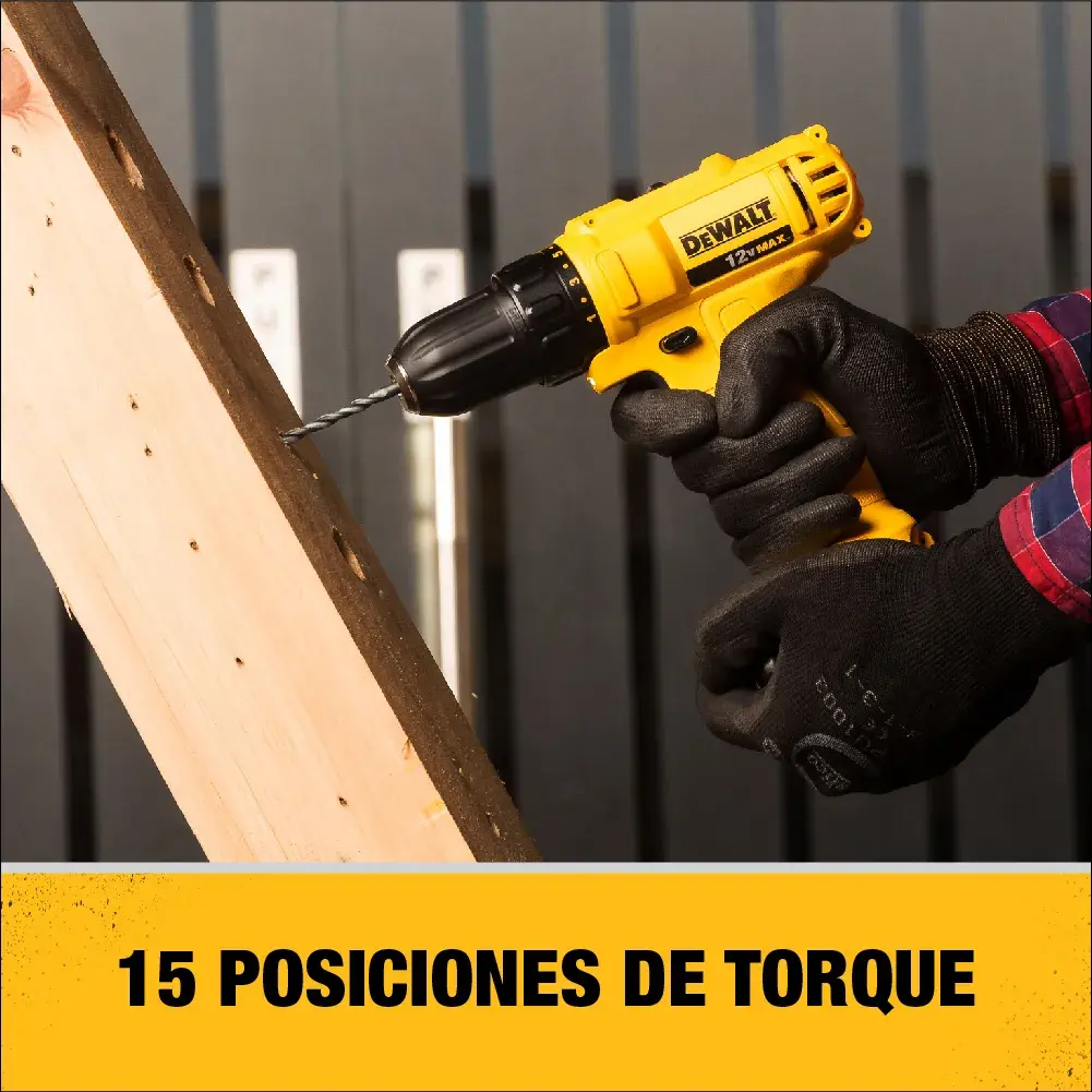 Una persona con guantes negros utiliza un taladro inalámbrico amarillo DEWALT para perforar una tabla de madera. El texto abajo dice: '15 posiciones de torque.'
