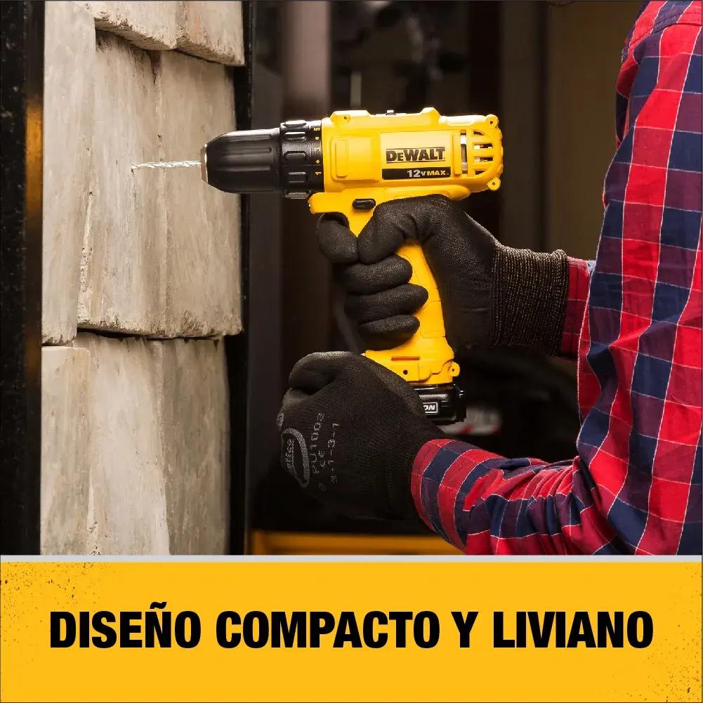 Una persona con guantes negros y camisa de cuadros rojos utiliza un taladro inalámbrico amarillo DEWALT DCD700C2 para perforar una pared de concreto. El texto en la parte inferior dice: 'Diseño compacto y liviano.'