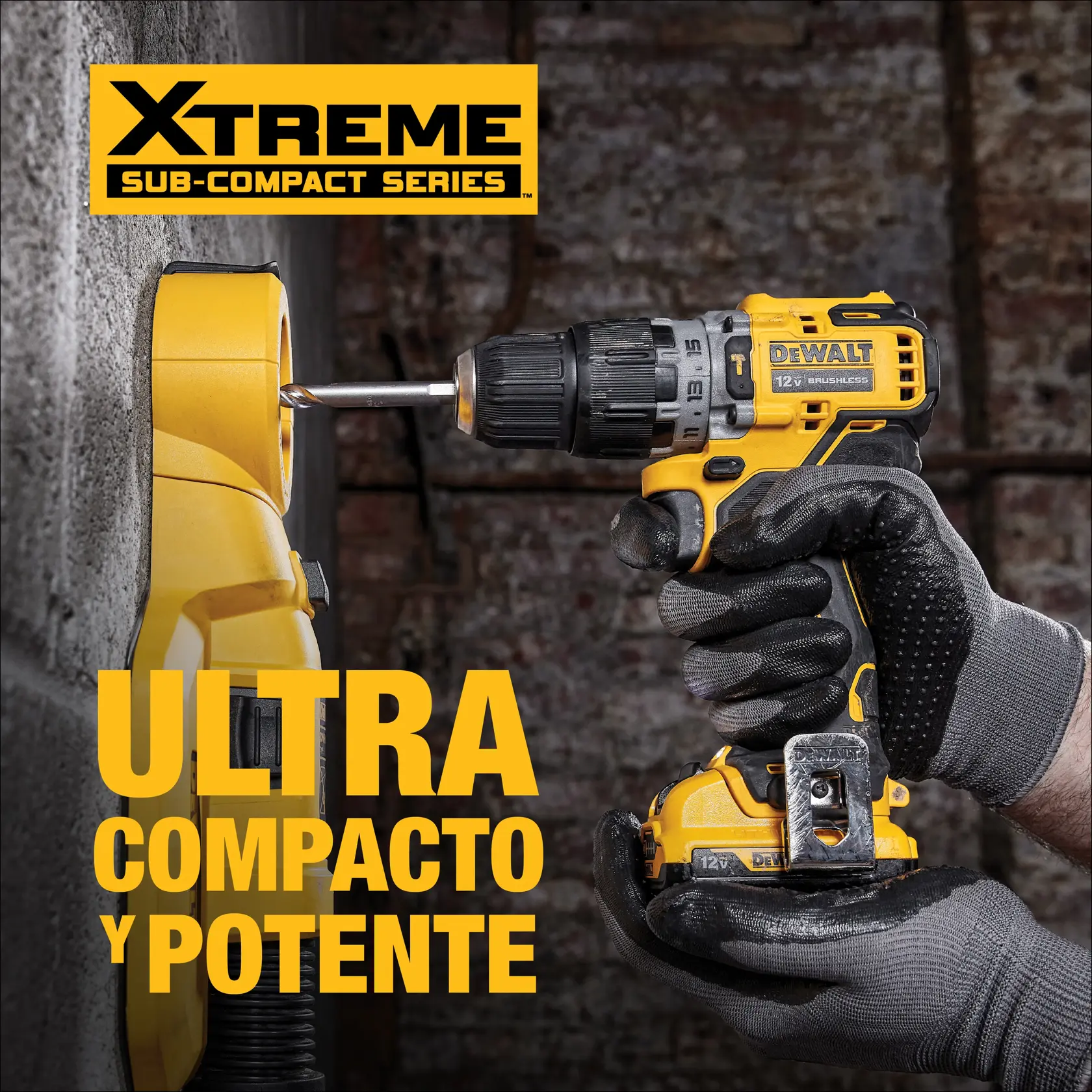 Una persona con guantes de trabajo utiliza un taladro subcompacto brushless DEWALT 12V, perforando una fijación amarilla adherida a una pared. El fondo tiene ladrillos a la vista en un entorno industrial. Texto grande: 'XTREME SUB-COMPACT SERIES' y 'Ultra compacto y potente.'