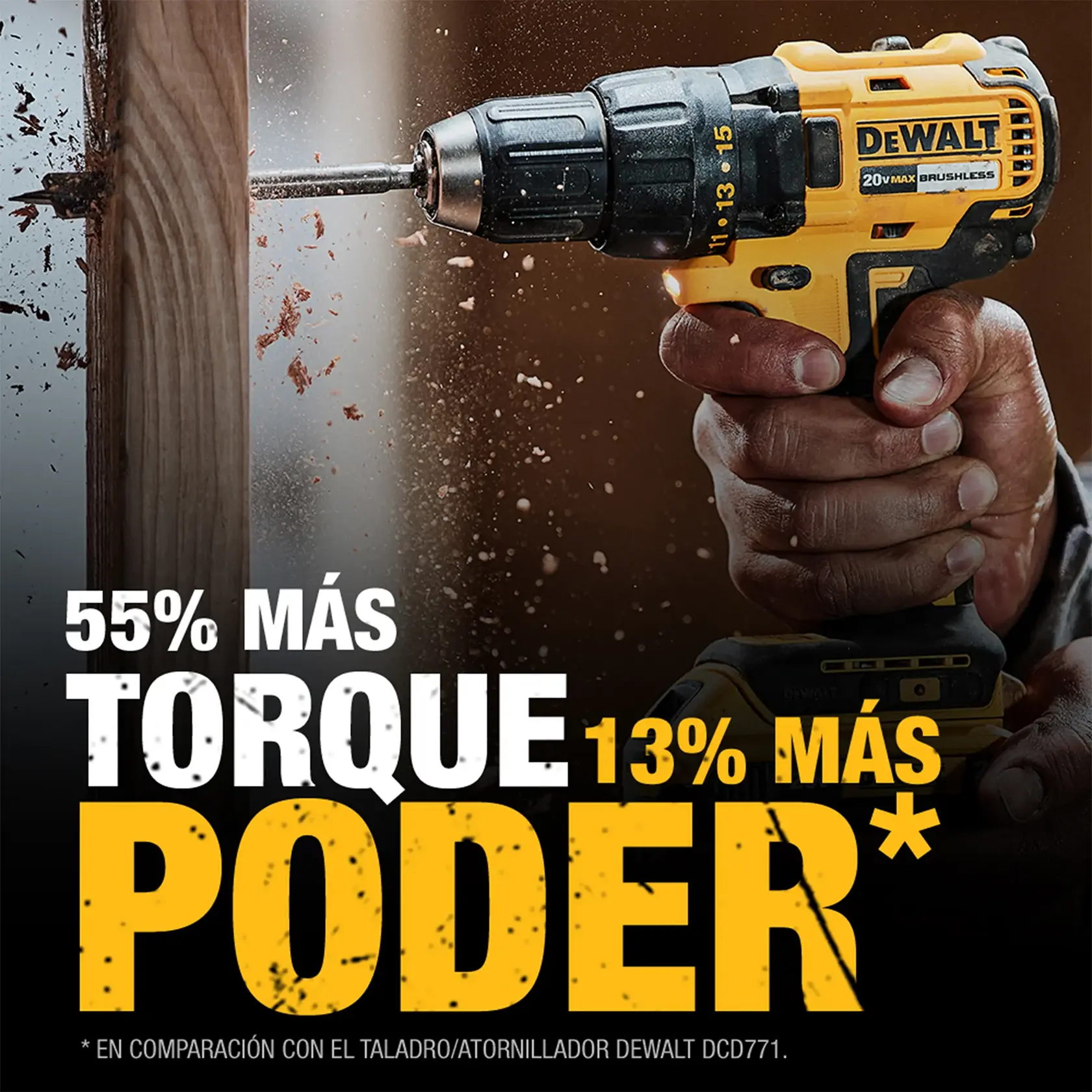 Un taladro inalámbrico DEWALT está siendo utilizado para perforar una superficie de madera, con virutas de madera volando. La imagen destaca las características del taladro, señalando '55% más torque' y '13% más poder' en comparación con el modelo DEWALT DCD771.