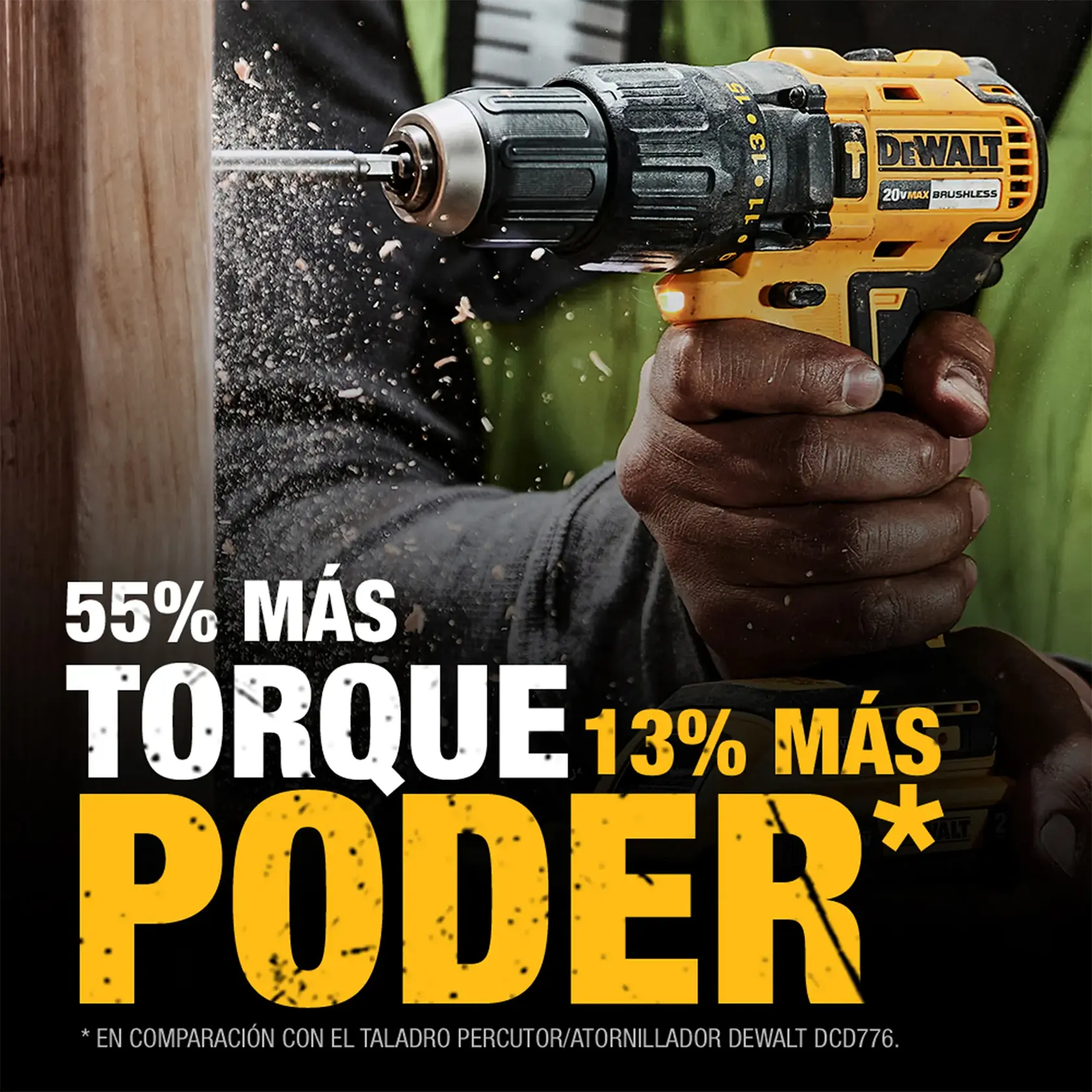Primer plano de una persona usando un taladro inalámbrico DEWALT para perforar madera, con virutas de madera volando. Texto promocional en español resalta '55% más torque' y '13% más poder' comparado con el taladro/atornillador DEWALT DCD776.