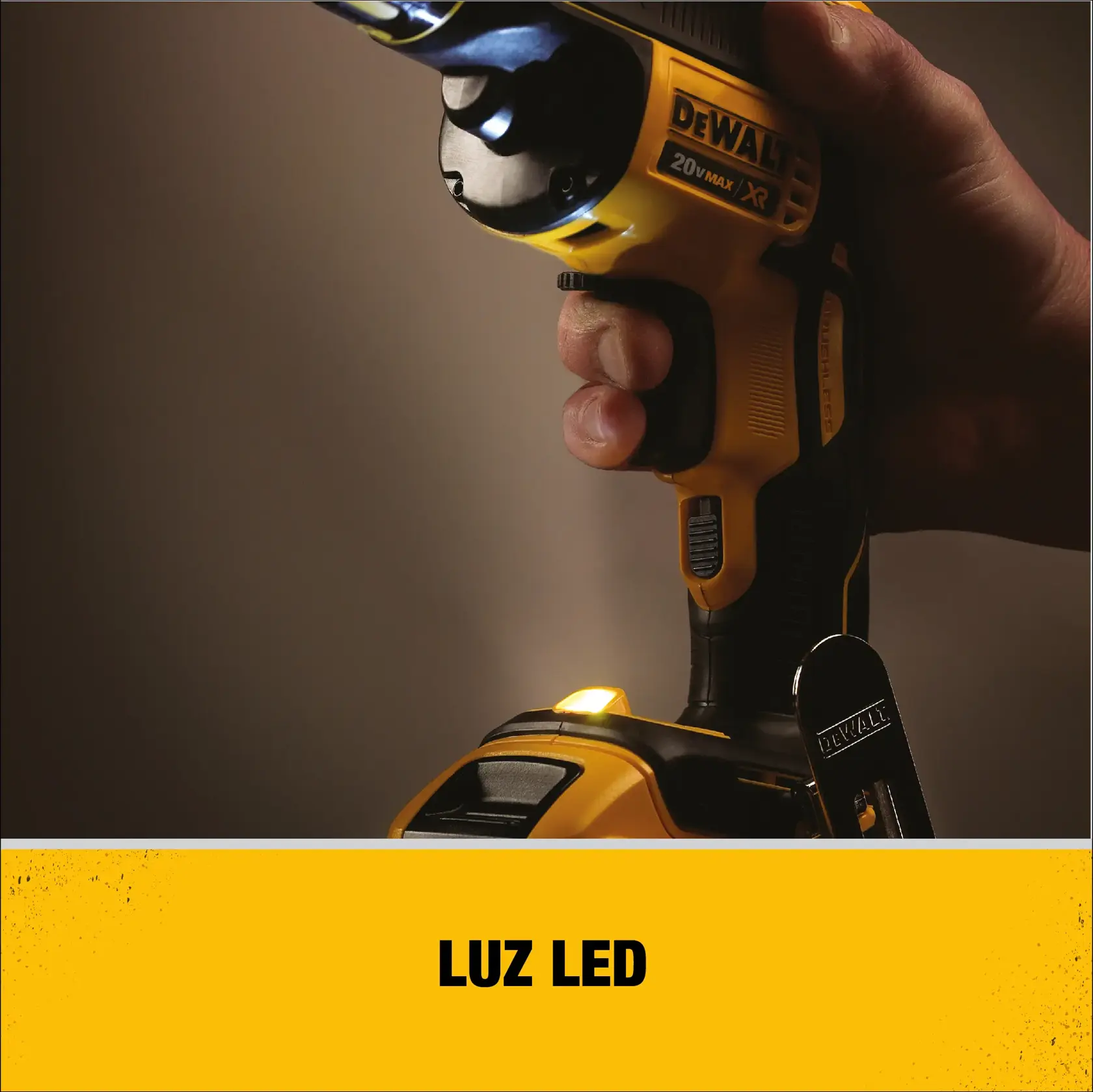 Mano sostiene herramienta DEWALT con luz LED, modelo 20V MAX XR. Fondo amarillo con texto 'Luz LED'.