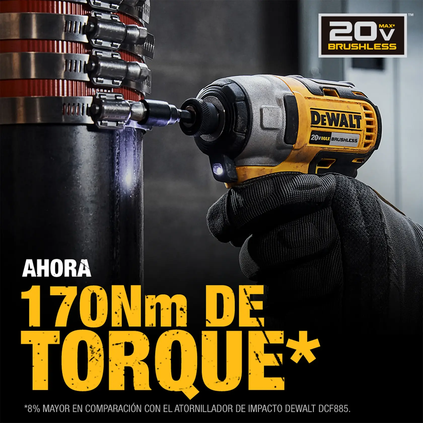 Una persona con guantes utiliza un atornillador de impacto DEWALT 20V MAX brushless para fijar una abrazadera en una tubería de metal. La imagen resalta la capacidad de 170 Nm de torque de la herramienta. El logotipo de DEWALT y la información del producto son visibles.