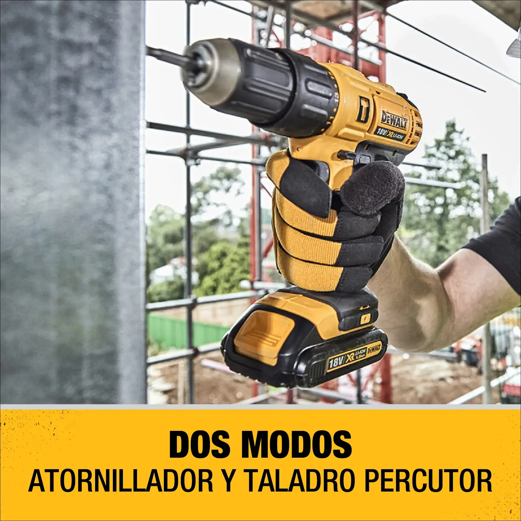Primer plano de una mano enguantada sosteniendo un taladro/atornillador inalámbrico amarillo y negro DEWALT en una obra de construcción, mostrando la herramienta en uso. El texto en la imagen dice: 'Dos modos: atornillador y taladro percutor.'
