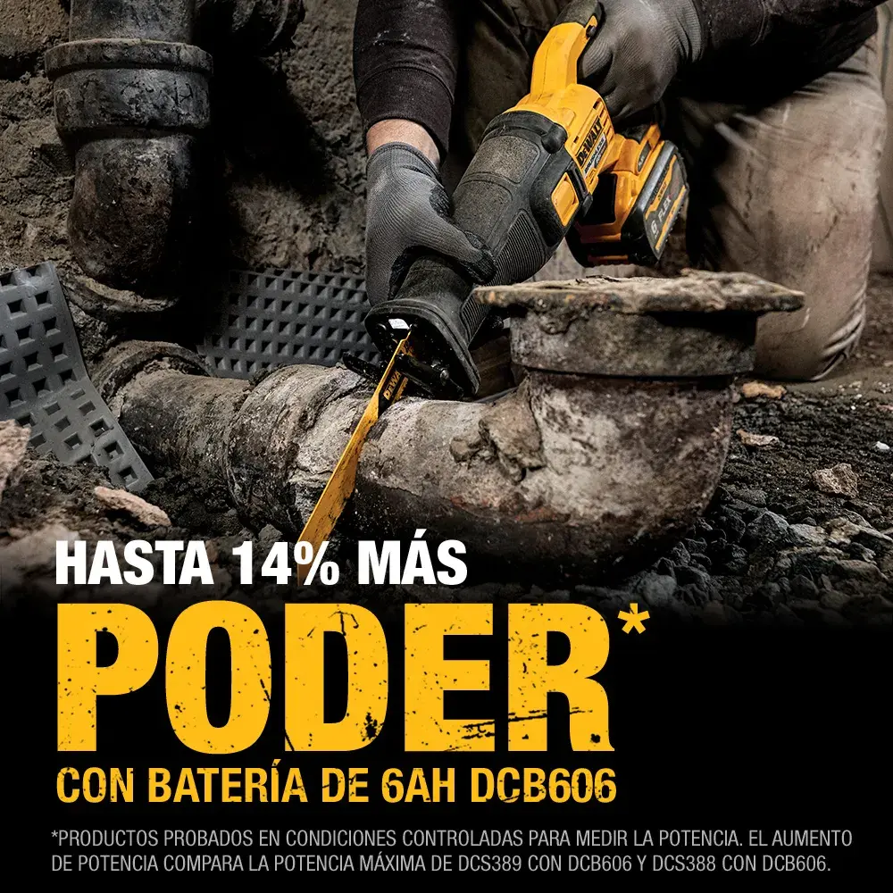 Una persona usando una sierra recíproca inalámbrica DEWALT para cortar una tubería de metal oxidada. La imagen destaca más poder, hasta un 14% más, con la batería de 6Ah DCB606, como se muestra en el texto amarillo grande debajo de la sierra.