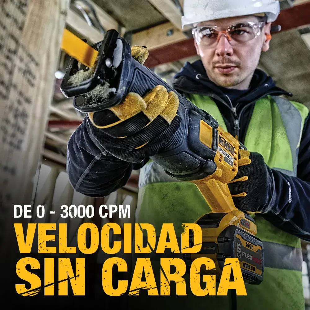 Una persona con equipo de seguridad y guantes sostiene una sierra recíproca inalámbrica DEWALT en un sitio de construcción. El texto en la imagen dice: 'DE 0 - 3000 CPM VELOCIDAD SIN CARGA', resaltando la velocidad sin carga de la herramienta.