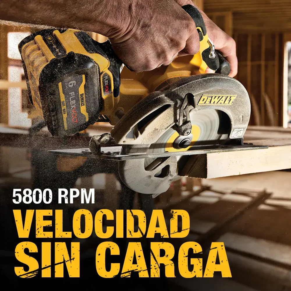 Una sierra circular inalámbrica DEWALT utilizada para cortar madera, con texto que dice '5800 RPM VELOCIDAD SIN CARGA'. La imagen muestra un primer plano de la herramienta y la mano del usuario.