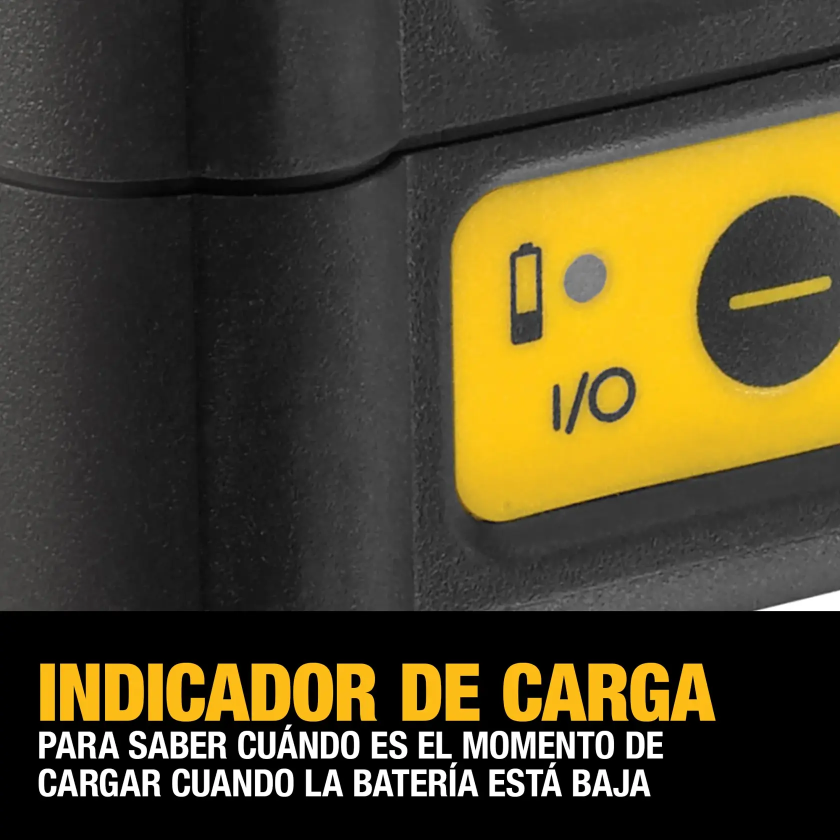 Imagen en primer plano de un dispositivo DEWALT mostrando un indicador de carga amarillo con símbolos de batería y energía. El texto debajo describe la función de indicador de carga, que ayuda a los usuarios a saber cuándo recargar la batería cuando está baja.