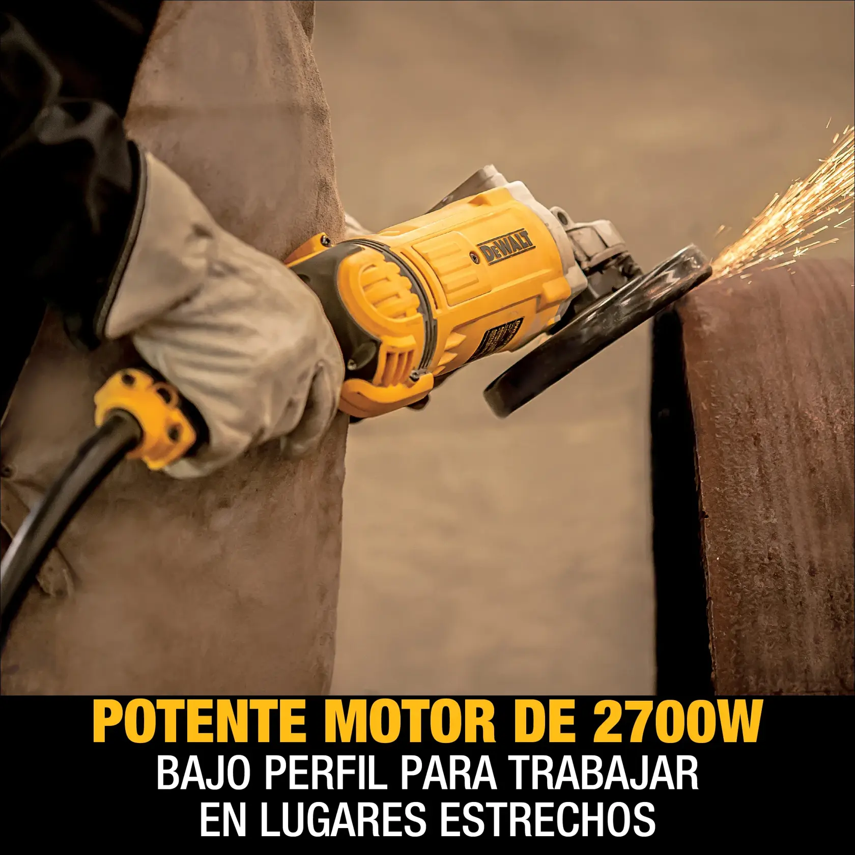 Una persona con guantes protectores utiliza una esmeriladora angular amarilla DEWALT, generando chispas al cortar una tubería de metal. El texto resalta un potente motor de 2700W y diseño de bajo perfil para trabajar en lugares estrechos.