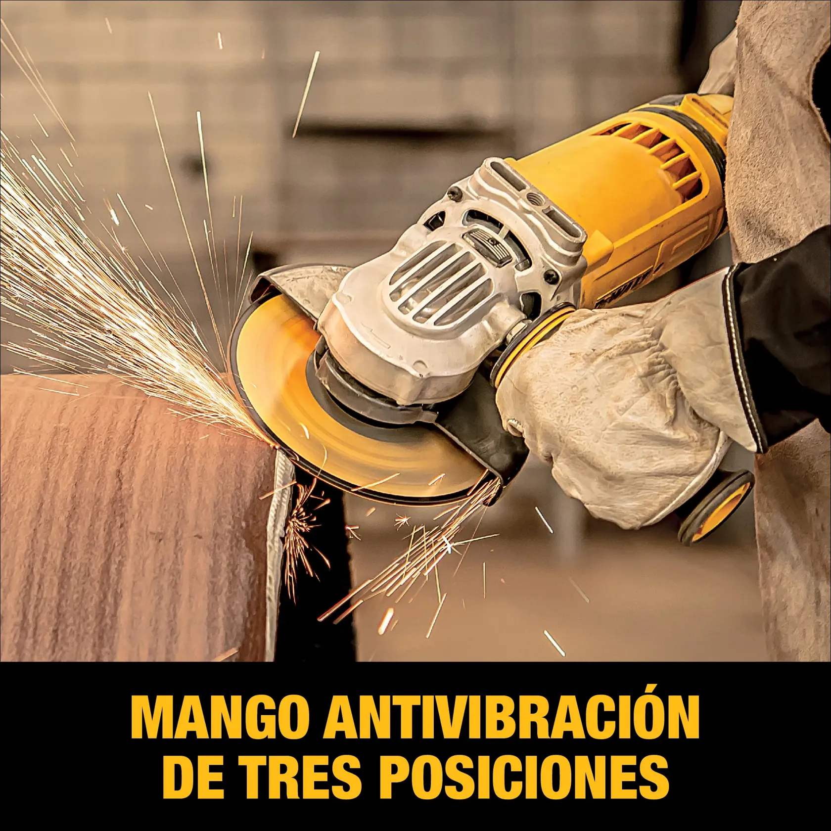 Una persona con guantes de protección utiliza una esmeriladora angular amarilla DEWALT sobre una pieza de metal, generando chispas. El texto en la parte inferior dice: 'Mango antivibración de tres posiciones.'