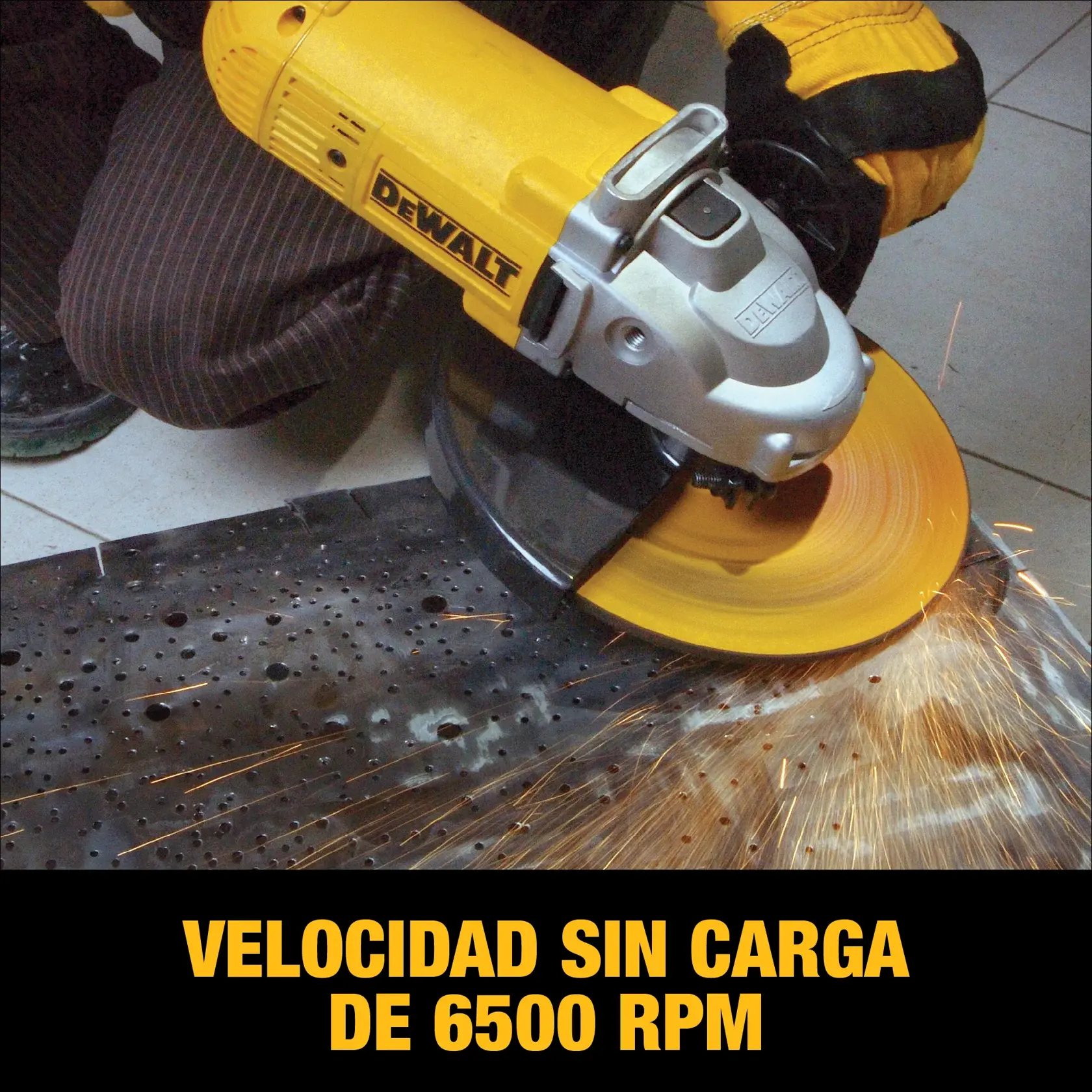 Una persona usando una esmeriladora angular amarilla DEWALT para cortar una lámina de metal, produciendo chispas. La imagen incluye el texto en español 'Velocidad sin carga de 6500 RPM.'