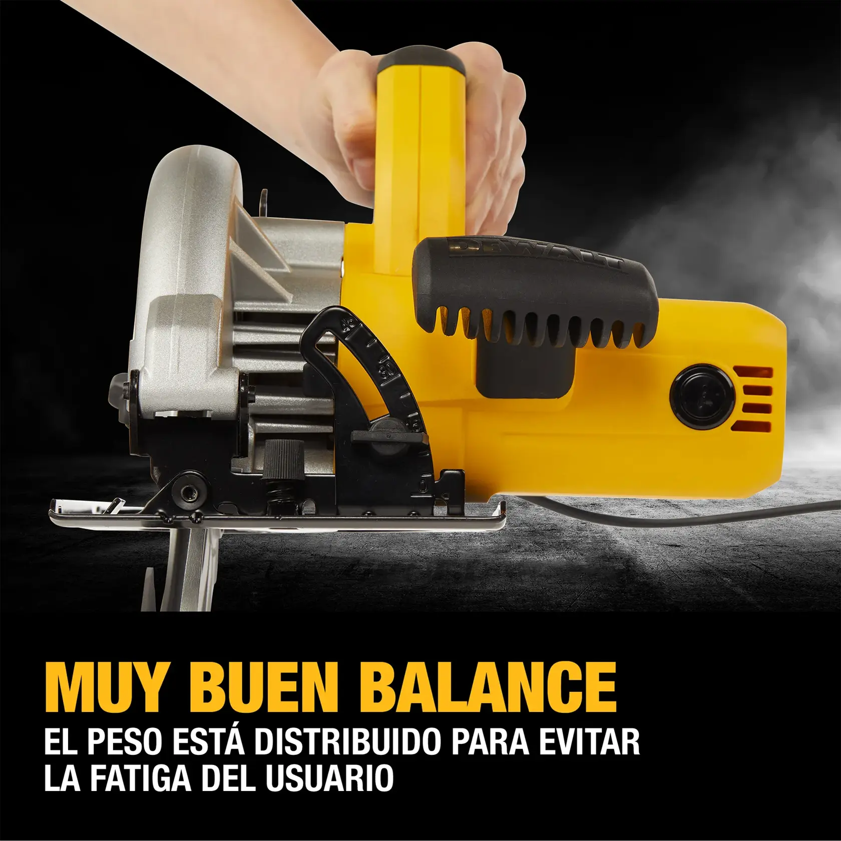 Vista lateral de una sierra circular DEWALT amarilla sostenida, mostrando su diseño ergonómico y equilibrio.
