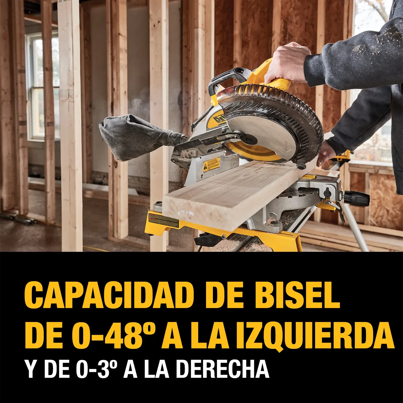 Una sierra de inglete DEWALT aparece cortando una pieza de madera dentro de un edificio en construcción. El texto indica: 'Capacidad de bisel de 0-48º a la izquierda y de 0-3º a la derecha.'