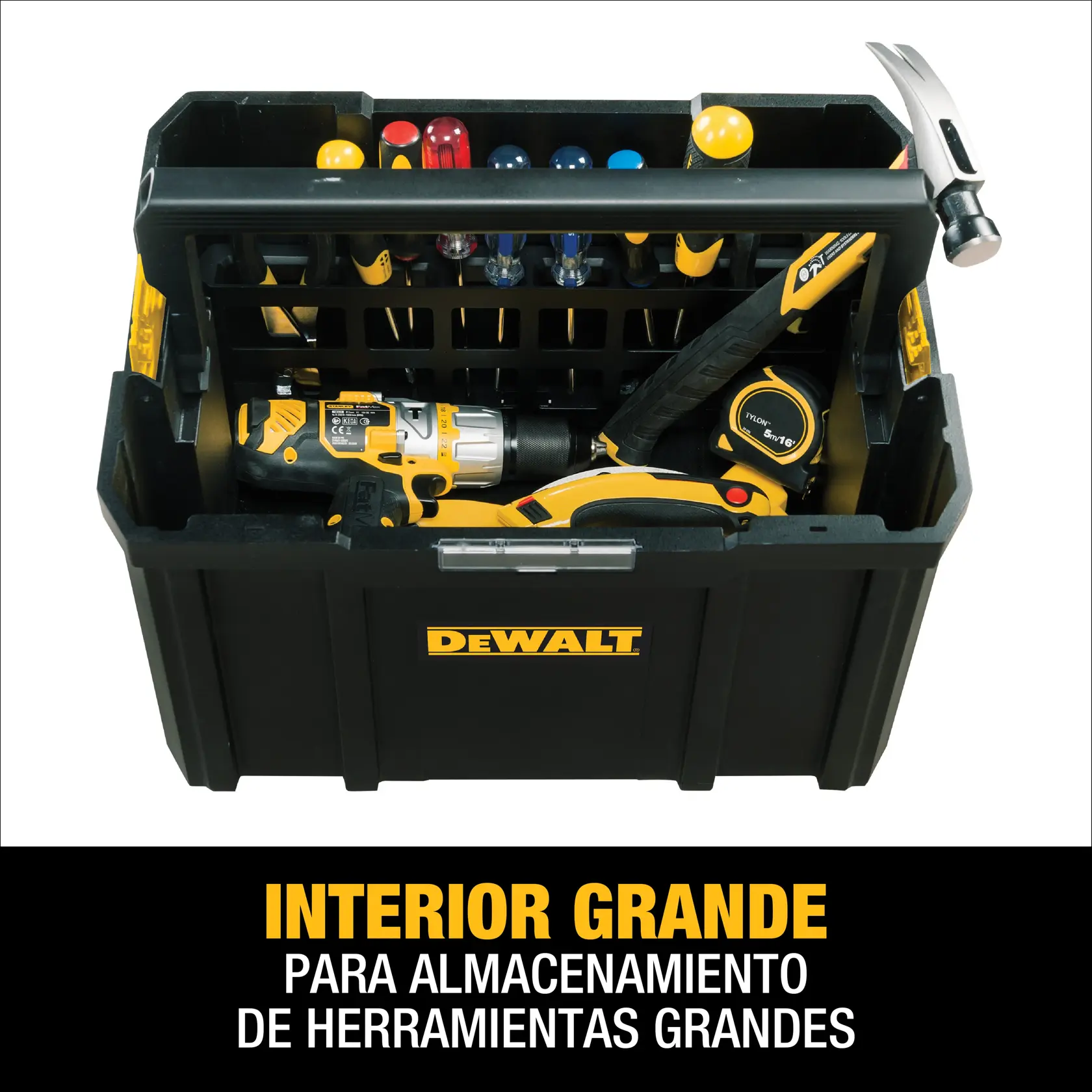 Vista superior de una caja de almacenamiento de herramientas negra DEWALT (modelo DWST17809) abierta, llena de varias herramientas como destornilladores, un martillo, una cinta métrica y un taladro. El texto en la parte inferior dice 'Interior grande para almacenamiento de herramientas grandes'.