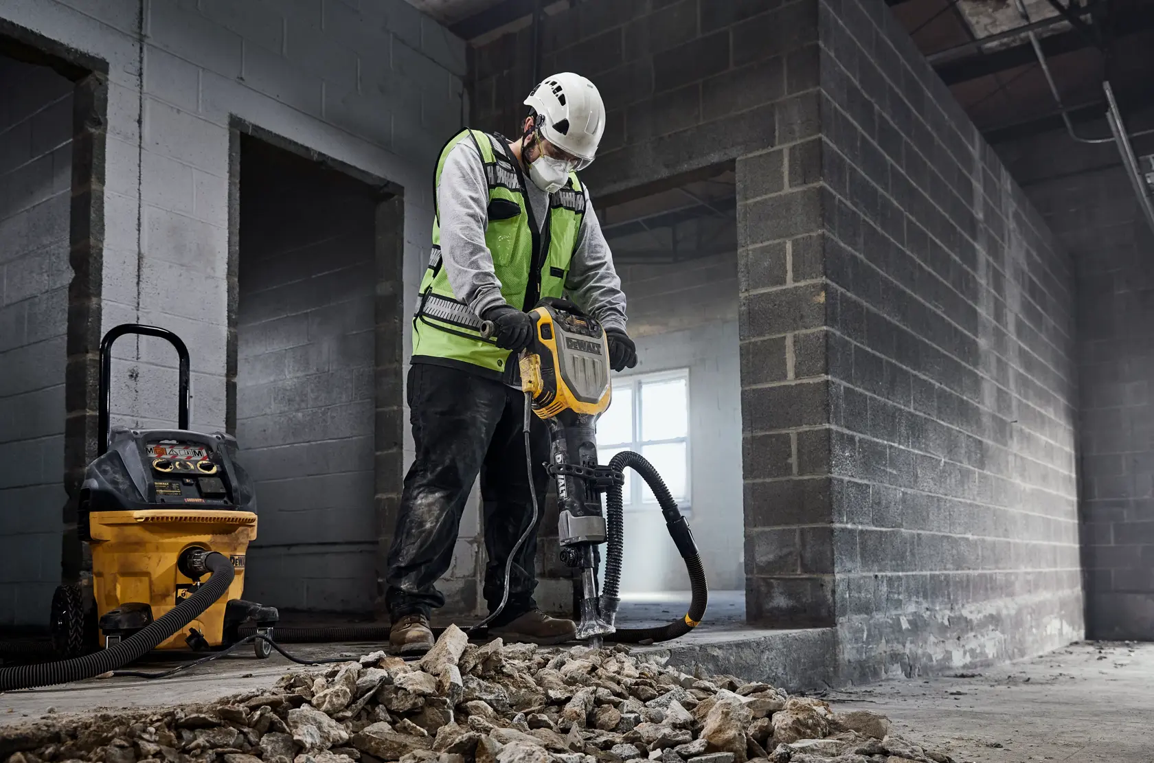 DEWALT D25966-XE, D25966-B2 martillo usado para romper hormigón en obra. Escena de construcción.