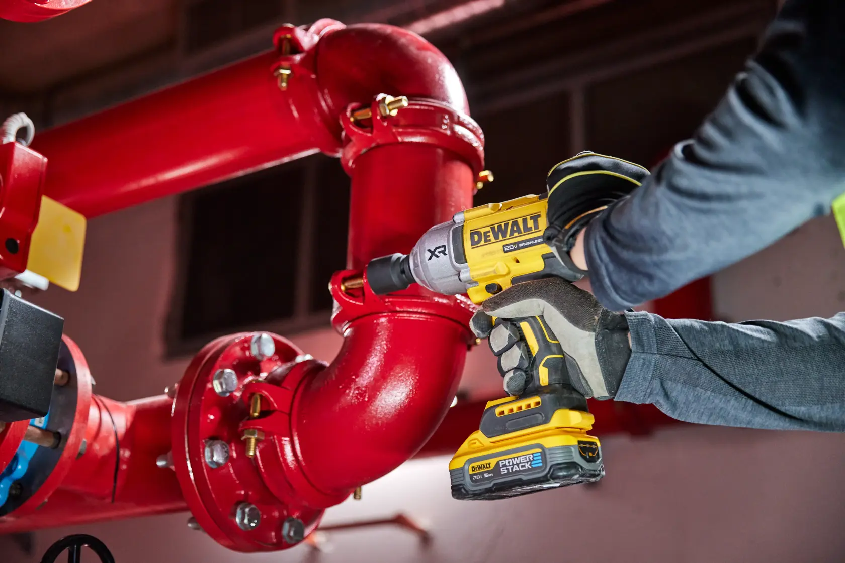 Una batería de iones de litio DEWALT 20V XR 5Ah, mostrada desde el frente con un diseño amarillo y gris. La batería está destinada a herramientas eléctricas.