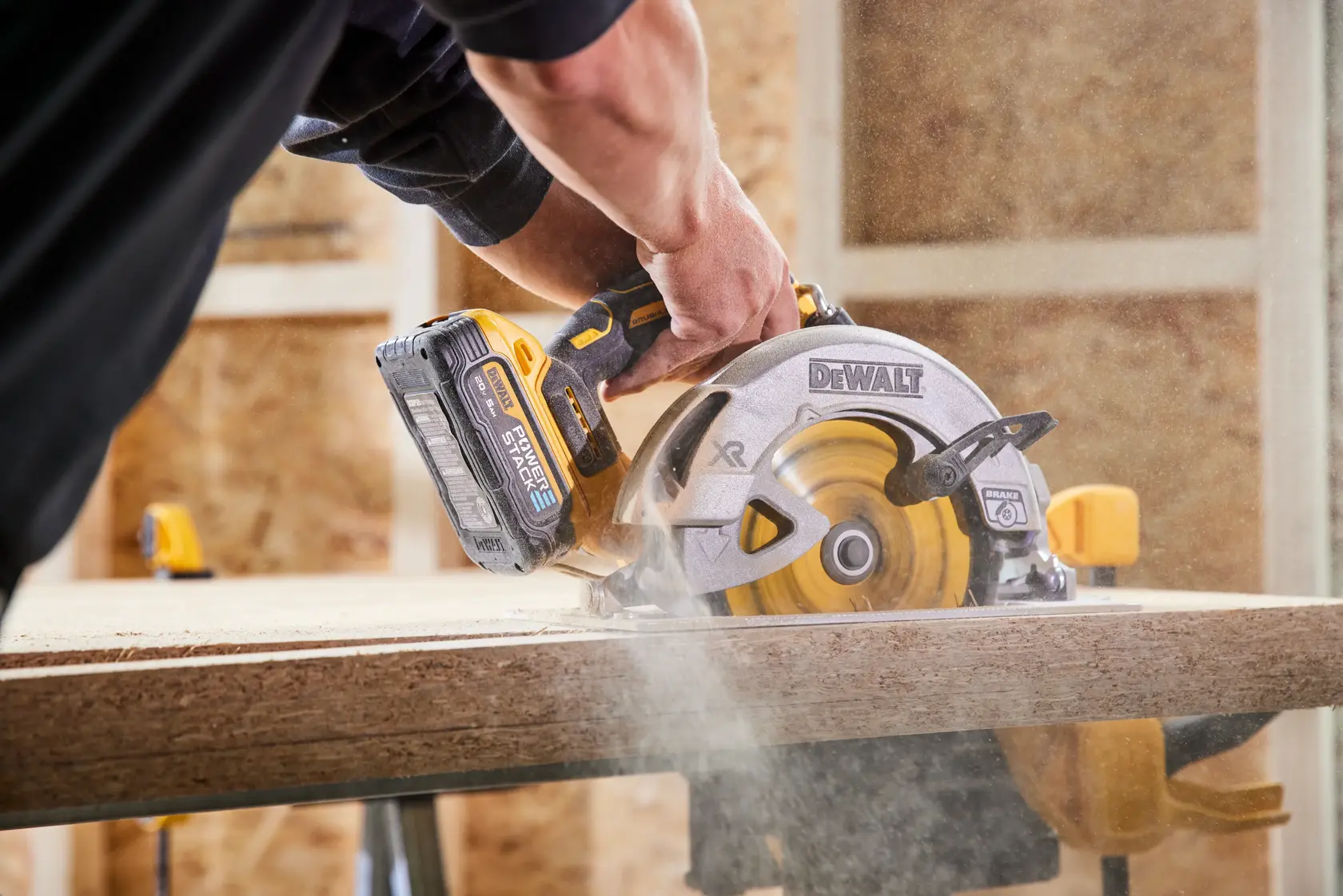 Un paquete de batería recargable DEWALT XR 20V de ion de litio de 5Ah, color amarillo y gris, diseñado para herramientas eléctricas.