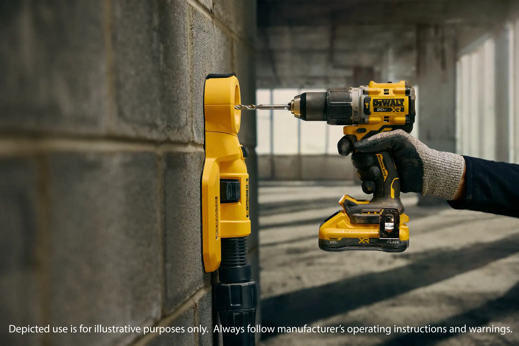 Una persona usa un taladro inalámbrico DEWALT DCD806D2 para perforar una pared de concreto, con un accesorio amarillo de extracción de polvo conectado al taladro y la pared para una operación más limpia. La persona lleva un guante de trabajo y la escena ocurre en un edificio sin terminar.