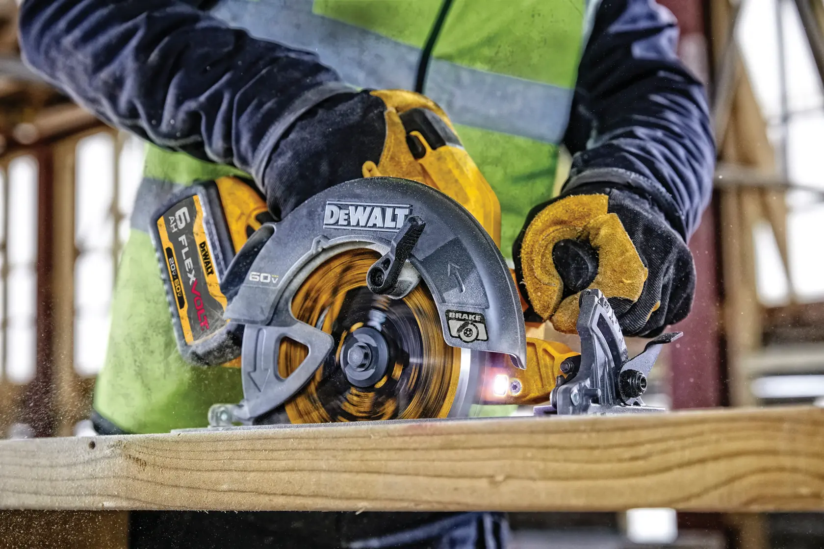 Trabajador corta madera con sierra circular DEWALT, usando guantes y chaleco de seguridad.