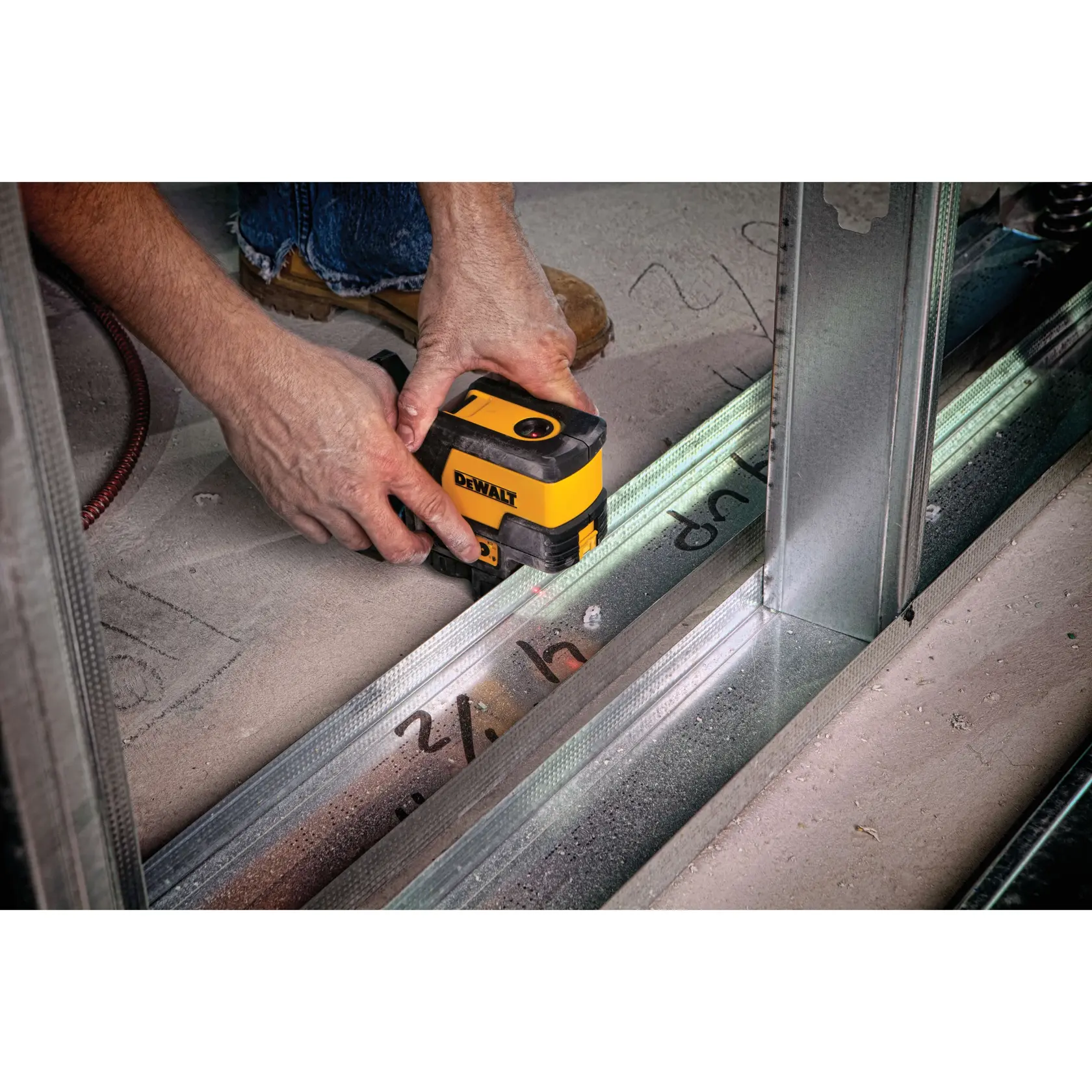 DEWALT DW0822CG, DW0822 herramienta usada para marcar piso con armazón de acero visible.