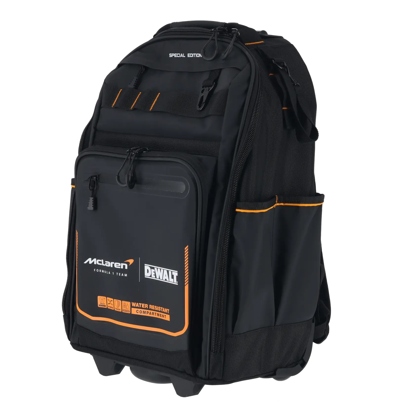 Mochila negra DEWALT McLaren con detalles naranjas y compartimento frontal resistente al agua.