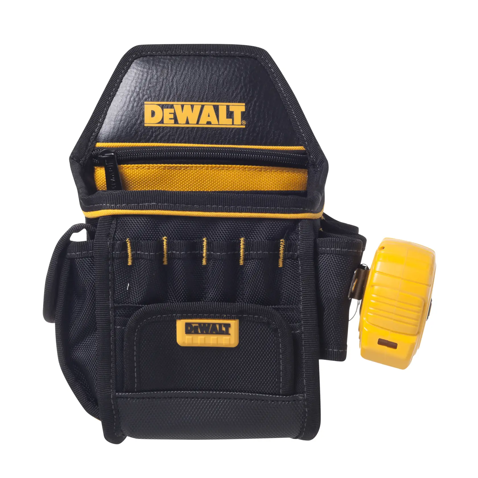 Bolsa de herramientas negra y amarilla de la marca DEWALT con varios bolsillos y compartimentos, incluyendo un soporte para cinta métrica adjunto a la derecha.