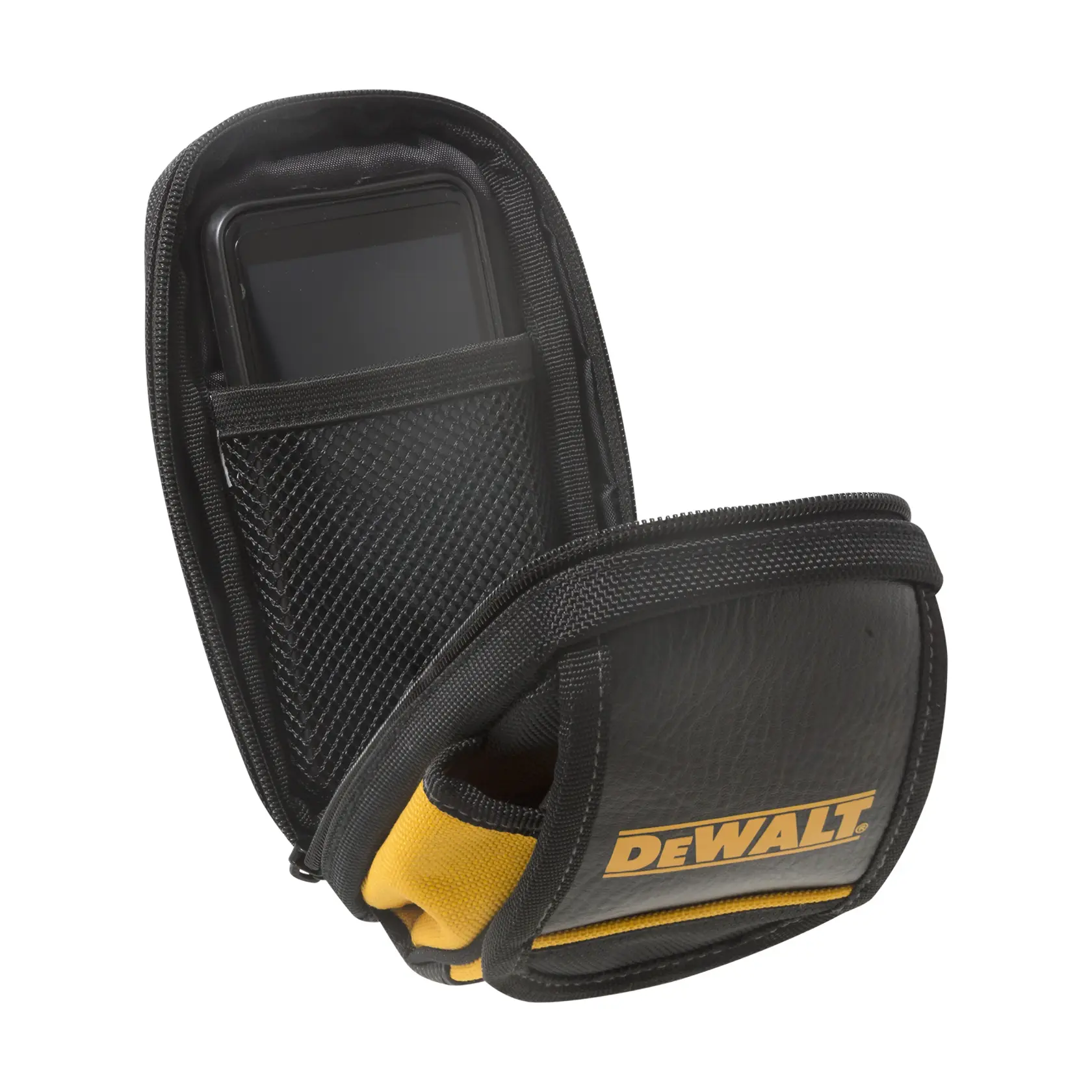 Un estuche protector negro y amarillo con la marca DEWALT, parcialmente abierto, que contiene un teléfono inteligente en un bolsillo de malla.